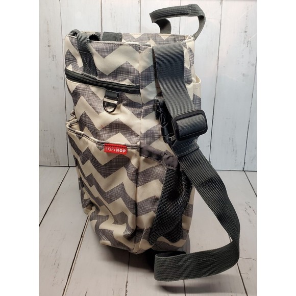 Skip Hop Dash Chervron Messenger Diaper Bag Grey / White - Picture 10 of 10